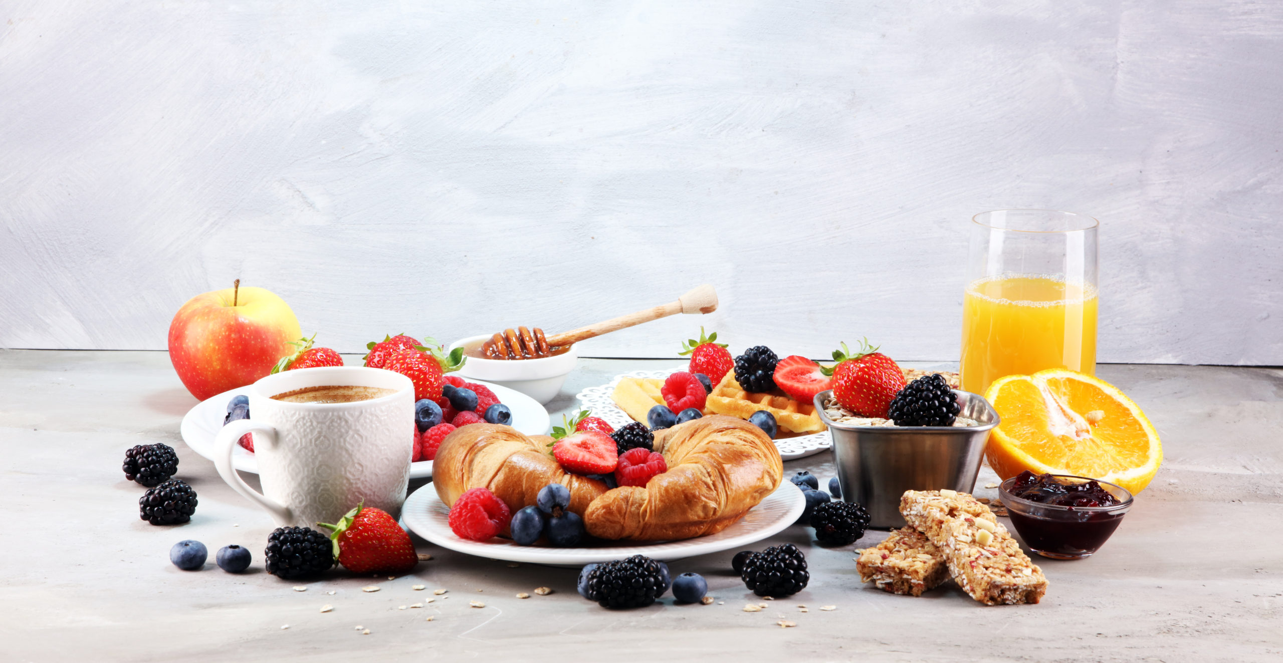La colazione ideale: fiocchi di avena, uva passa, noci e yogurt