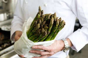 immagine di copertina per: 'Asparagi: perché mangiarli in primavera?'